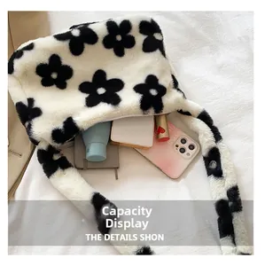 Vue détaillée de la capacité d'un sac à bandoulière en peluche à motif floral