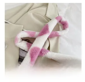 Detailansicht des weichen rosa-weißen Kunstfellgurts der Plüschtasche im Nahformat