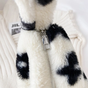 Dettaglio della cerniera in metallo su borsa in peluche con stampa animalier