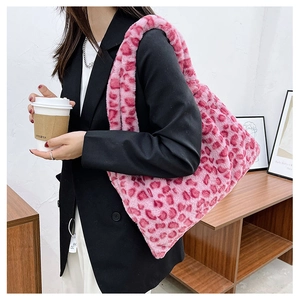 Dettaglio della borsa tote in peluche rosa con stampa leopardata indossata a spalla