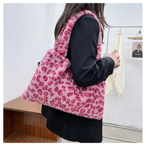 Dettaglio borsa shopper in ecopelliccia leopardata rosa con trama morbida e capienza ampia