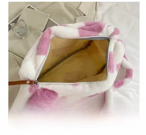 Detaillierte Innenansicht der Plüsch-Tasche mit Reißverschluss und gelbem Futter