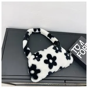 Detalle de bolso de felpa suave para axila con diseño floral de margaritas en blanco y negro