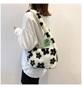 Détail du sac bandoulière en peluche duveteuse avec imprimé floral noir et blanc