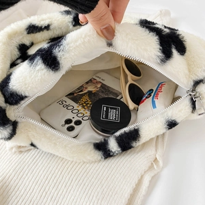 Vista dettagliata dell'interno della borsa in peluche con stampa mucca e cerniera