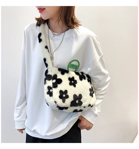 Détail du sac sous le bras en peluche douce avec motif de fleurs noires pour femme