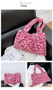 Dettagli della borsa tote in peluche leopardata rosa e texture soffice da vicino