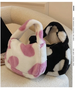 Détail de sacs seaux en peluche à motif vache en fausse fourrure rose et noir-blanc