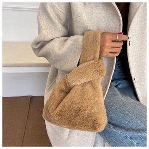 Détail d'un sac cabas en peluche caramel avec fourrure synthétique et poignée nouée