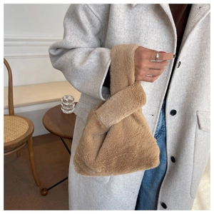 Gros plan sur le sac cabas en fausse fourrure kaki avec poignée nouée très tendance