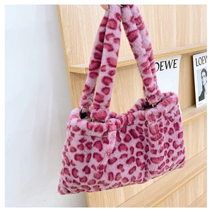 Dettaglio della borsa tote in peluche con stampa leopardata rosa e texture morbida