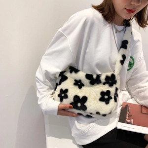 Sac bandoulière en peluche avec motif de fleurs noires sur fausse fourrure blanc crème