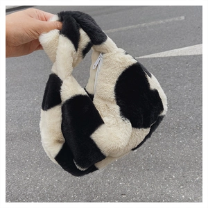 Détail d'un sac à main en fausse fourrure douce avec motif à carreaux noir et blanc