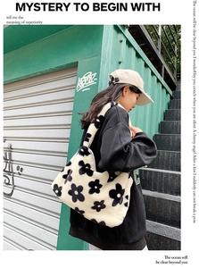 Sac bandoulière en peluche à motif floral noir et blanc avec une sangle large