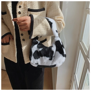 Détail du sac à bandoulière en peluche à motif floral noir et blanc très doux