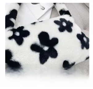 Primer plano detallado de la textura de felpa suave y el estampado floral del bolso