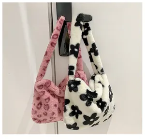 Gros plan sur les sacs en peluche léopard rose montrant la texture douce de la fourrure