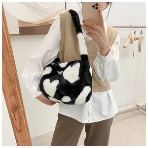 Schicke Plüsch-Schultertasche mit schwarz-weißem Herzmuster in einem lässigen Selfie-Stil