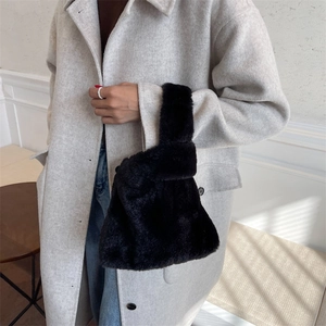 Sac fourre-tout chic en fausse fourrure noire, grand sac à main doux pour le style d'hiver