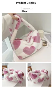 Detaillierte Nahaufnahme einer rosa Herzmuster-Plüschtasche mit weicher Kunstfelltextur