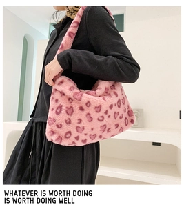 Détail du sac à épaule en peluche rose avec motif léopard porté par un mannequin