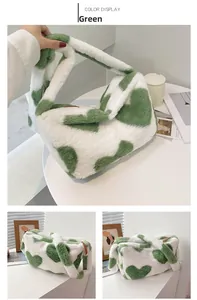 Detailansicht des grünen Herzmusters auf der flauschigen weißen Kunstpelz-Schultertasche