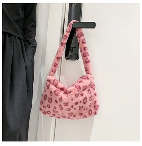 Vue détaillée du sac bandoulière en peluche rose avec motif léopard en fausse fourrure
