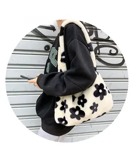 Détail du sac à bandoulière en peluche noir et blanc avec texture en fausse fourrure douce