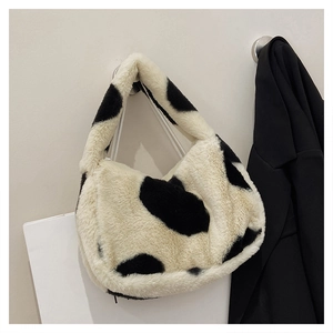 Gros plan sur la texture en fausse fourrure d'un sac seau avec motif de vache