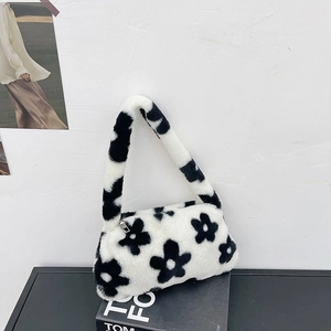 Bolso de axila de felpa con estampado floral de piel sintética en blanco y negro