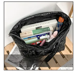 Dettaglio dell'interno della grande borsa trapuntata nera che mostra la capienza e lo spazio