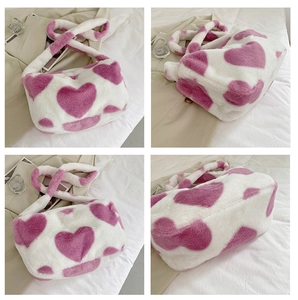 Detailaufnahme der flauschigen Schultertasche aus weißem Kunstpelz mit rosa Herzmuster