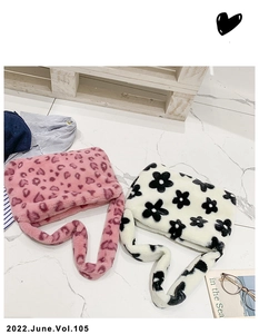 Détail des sacs à bandoulière en peluche avec motifs léopard rose et fleurs noires