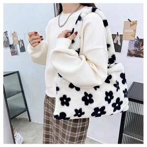 Borsa tote in ecopelliccia con motivi floreali neri e ampia tracolla in peluche morbido