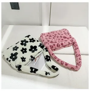 Détail de la texture pelucheuse des sacs à bandoulière rose léopard et à fleurs