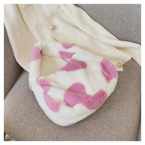 Détail du sac à bandoulière en peluche avec motif vache en fausse fourrure rose et blanche