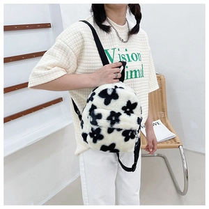 Détail du sac à dos en peluche à fleurs noir et blanc avec bretelles ajustables