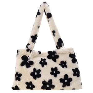 Borsa tote in ecopelliccia color crema con piccoli fiori neri e morbida consistenza invernale