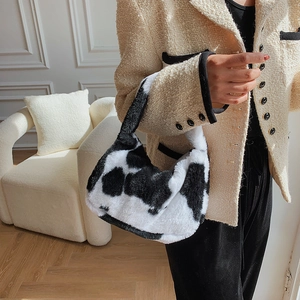 Sac à bandoulière chic en peluche à motif vache noir et blanc avec tenue d'hiver