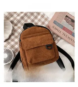 Detailstruktur des braunen Cord-Rucksacks mit D-Ring-Schnalle und Frontklappentasche