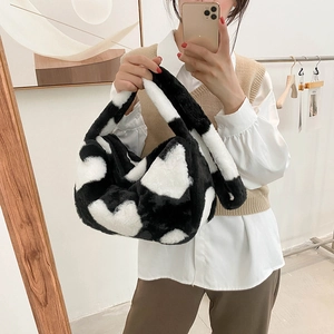 Schicke Kunstpelz-Tasche mit schwarz-weißem Herzmuster für modische Winter-Outfits