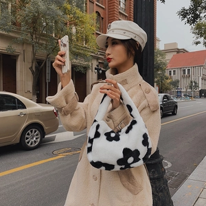 Sac à main d'hiver en fausse fourrure pelucheuse avec motif floral noir et blanc par mannequin