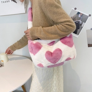 Flauschige weiße Baguette-Tasche mit rosa Herzmuster als Plüsch-Schultertasche
