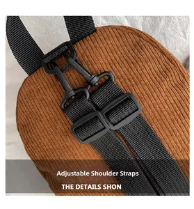 Details verstellbarer schwarzer Web-Schultergurte an einem braunen Cord-Rucksack
