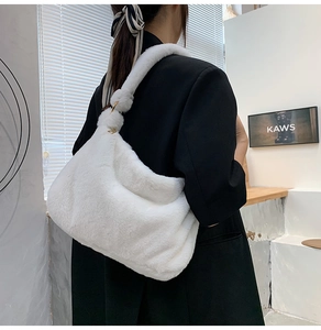 Detailansicht der weichen weißen Kunstpelz-Schultertasche mit flauschiger Textur