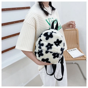 Gros plan du sac à dos peluche à motif floral avec bretelles réglables et douces