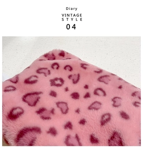 Détail de la texture peluche léopard rose et du tissu en fausse fourrure moelleuse