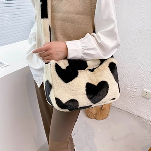 Flauschige cremefarbene Schultertasche mit schwarzen Herzen aus Kunstpelz für Herbst Winter
