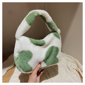 Gros plan détaillé d'un sac en peluche vert à motif vache avec texture en fausse fourrure douce
