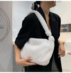 Seitenansicht der weißen Kunstfell-Schultertasche mit flauschiger Textur
